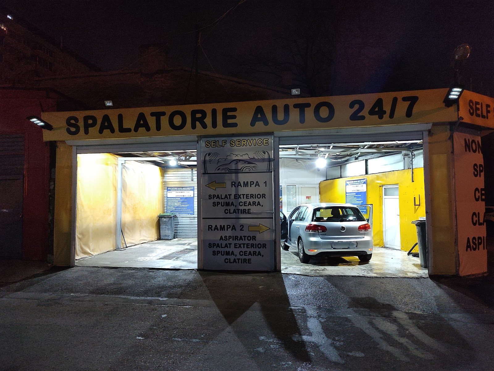 Self Car Wash noaptea — cele două rampe iluminate, spălătorie auto 24/7 în Obor